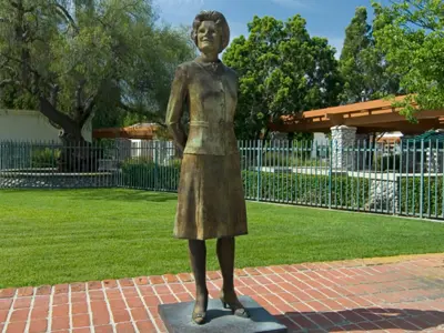 Pat Nixon Statue